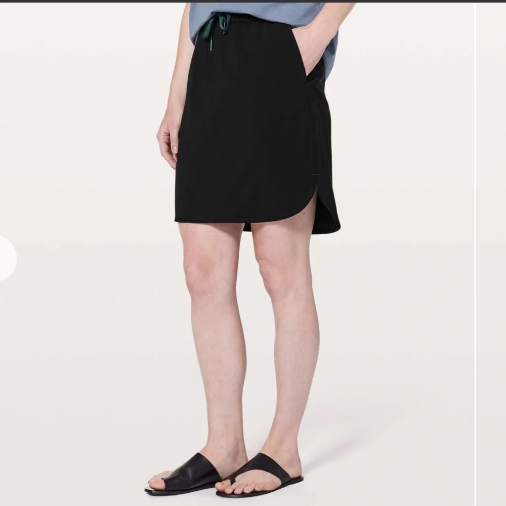 Lululemon‎ On The Fly Skirt Woven Black. size 4